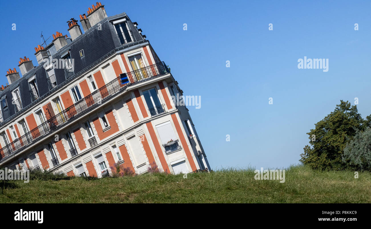 Der Untergang Haus auf Montmartre Hill, eine optische Illusion, die aus einem ungewöhnlichen Winkel, Paris, Frankreich Stockfoto