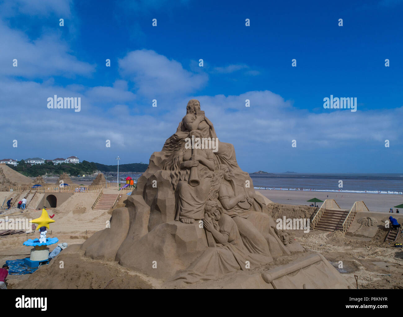 Zhoushan. 12. Juli 2018. Dieses Luftbild am Juli 12, 2018 zeigt eine halb fertige Sand Skulptur arbeiten bei der kommenden 2018 Wuhan internationale Sandskulpturenfestival in Wuhan, China Zhejiang Provinz angezeigt werden. Die Werke von über 30 Sand Bildhauer weltweit wird offiziell zu öffentlichen Besucher verfügbar am 21. Juli erfolgen. Credit: Xu Yu/Xinhua/Alamy leben Nachrichten Stockfoto