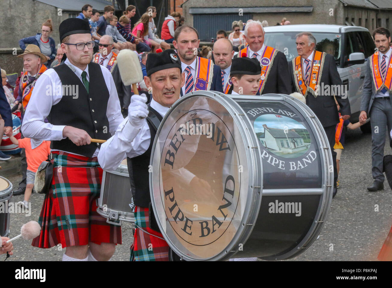 Donaghcloney, County Down, Nordirland. vom 12. Juli 2018. Orange um die Parade am 12. Juli in Nordirland. Der zwölften Juli wird von Orange Um markierte Paraden über Nordirland. Die größte Parade in der Grafschaft war in diesem Jahr bei Donaghcloney. Tausende stellte sich heraus, dass die Parade durch das Dorf zu sehen. Die Paraden über Nordirland kennzeichnen den Sieg von Wilhelm von Orange über James in der Schlacht am Boyne im Jahre 1690. Tausende stellte sich heraus, dass die bunte Parade bei Donaghcloney zu beobachten. Credit: CAZIMB/Alamy Leben Nachrichten. Stockfoto