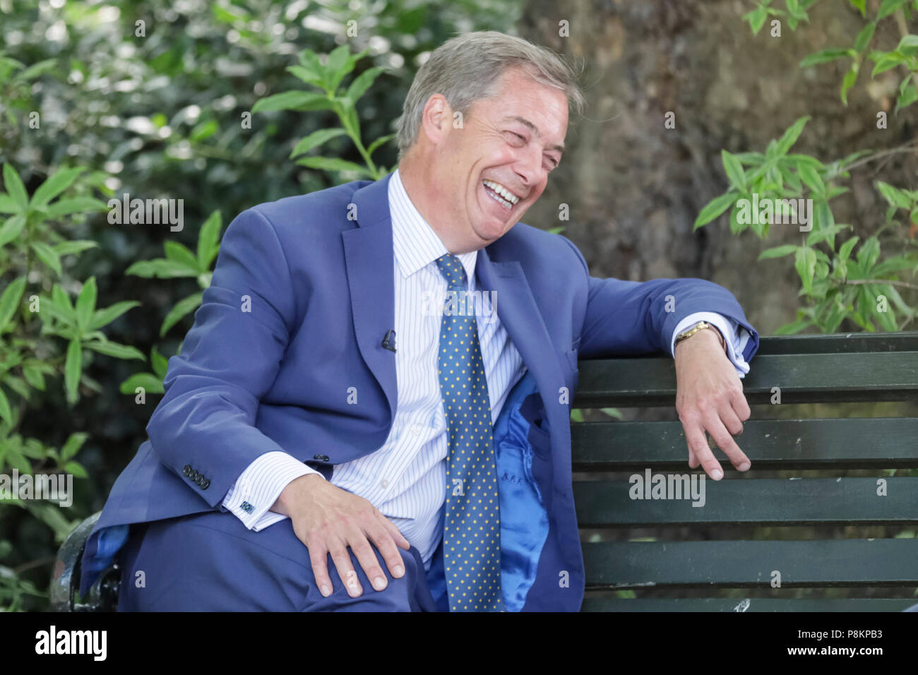 London, 12. Juli 2018. Ehemaliges UKIP Leader Nigel Farage wird gesehen, in der Nähe der Houses of Parliament in Westminster, befragt, London heute, an dem Tag, an dem die Governemtn Whitepaper veröffentlicht wird und Donald Trump Besuch in London. Credit: Imageplotter Nachrichten und Sport/Alamy leben Nachrichten Stockfoto