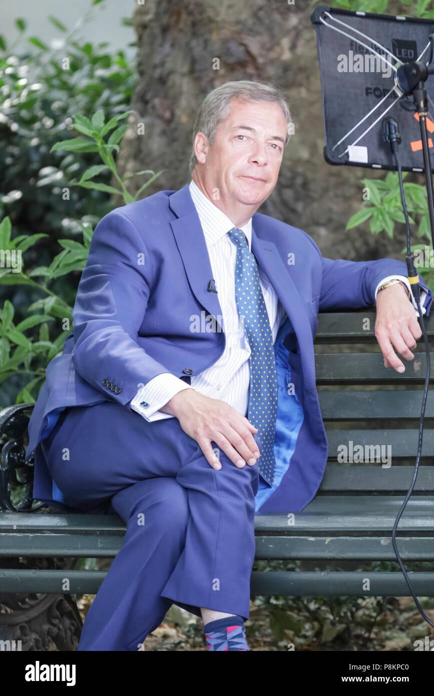 London, 12. Juli 2018. Ehemaliges UKIP Leader Nigel Farage wird gesehen, in der Nähe der Houses of Parliament in Westminster, befragt, London heute, an dem Tag, an dem die Governemtn Whitepaper veröffentlicht wird und Donald Trump Besuch in London. Credit: Imageplotter Nachrichten und Sport/Alamy leben Nachrichten Stockfoto