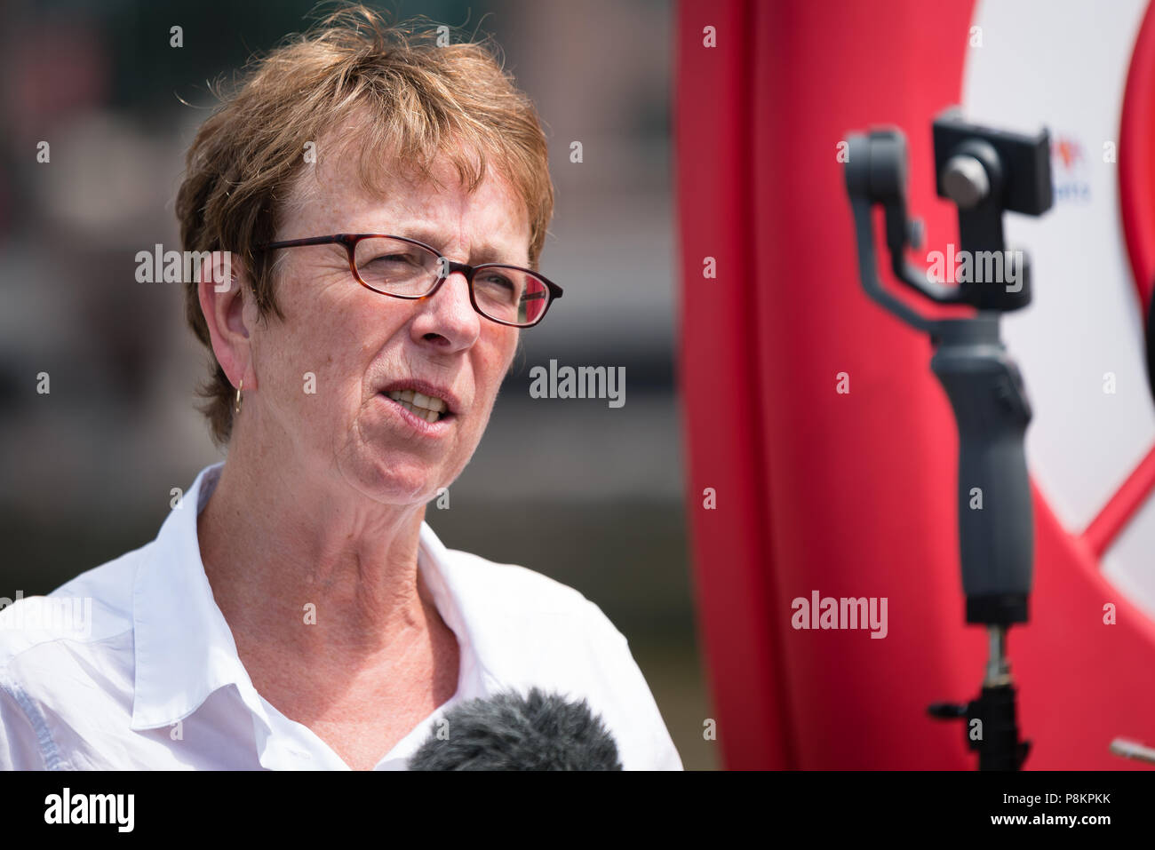 Kate Allen, Amnesty, Direktor der britischen. Amnesty International einen riesigen Protest Banner auf der Vauxhall Bridge in London vor der Ankunft in Großbritannien von US-Präsident Donald Trump entfalten. Die Banner stehen auf dem Weg zur US-Botschaft und trägt die Worte "Menschenrechte Alptraum" sowie ein großes Bild von Donald Trump Stockfoto