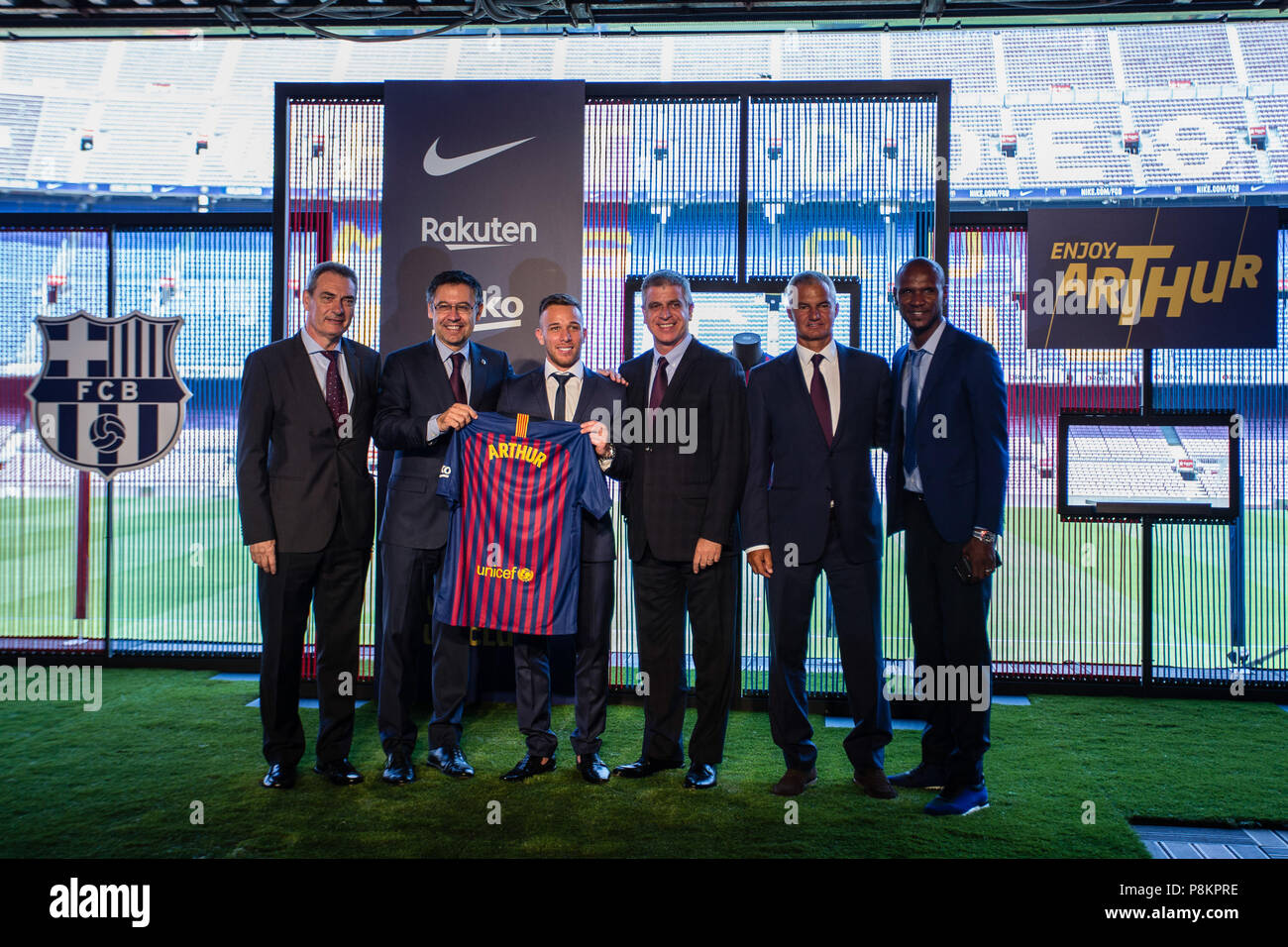 Juli 12, 2018 - Josep Maria Bartomeu Präsident des FC Barcelona, Eric Abidal und Jordi Mestre bei der Präsentation von Arthur Melo aus Brasilien, nachdem die ersten neuen Signing für FC Barcelona 2018/2019 La Liga Team: im Camp Nou, Barcelona am 11. Juli 2018. Credit: Xavier Bonilla/AFP 7/ZUMA Draht/Alamy leben Nachrichten Stockfoto