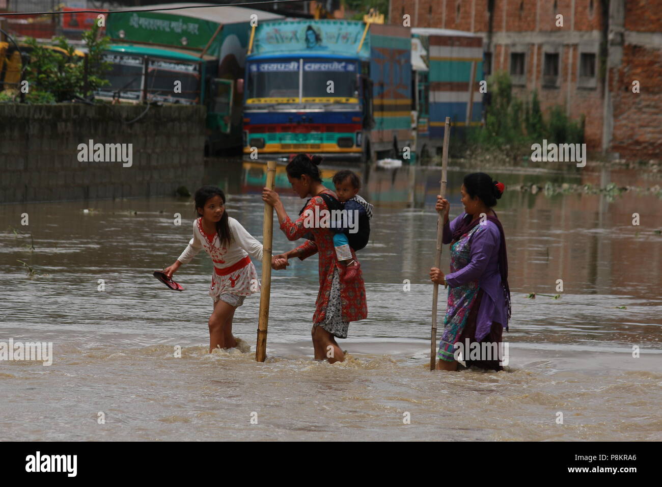 Bhaktapur nach vielen Bereichen einschließlich Madhyapur Thimi haben wegen des Hochwassers durch geschwollene Hanumante Fluss sintflutartige Regenfälle 12 Juli, 2018 verursacht überflutet worden. Stockfoto