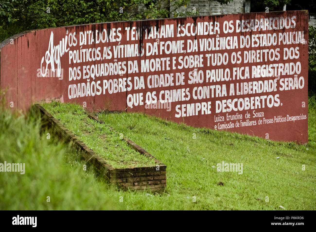 SÃO PAULO, SP - 08.03.2018: GRUPO GR.DE APURAÇÃO OSSADAS da DITADURA - Menschenrechte Gruppen wollen Gerechtigkeit gerichtliche Genehmigung, mit der die Stadt São Paulo die Gebeine der Städtischen Friedhof Quarta Parada zu verbrennen, im östlichen Teil der Stadt zu widerrufen. Nach der Wahrheit Kommission, die Teil der Knochen würde im Kontext der Militärdiktatur in Brasilien, zwischen 1964 und 1985, welche Untersuchungen in politische beeinträchtigen könnte, verschwindet während der Diktatur. Im Fadenkreuz der Peruanische Friedhof können Sie auch die sterblichen Überreste der Gegner des Regimes, die nicht Stockfoto