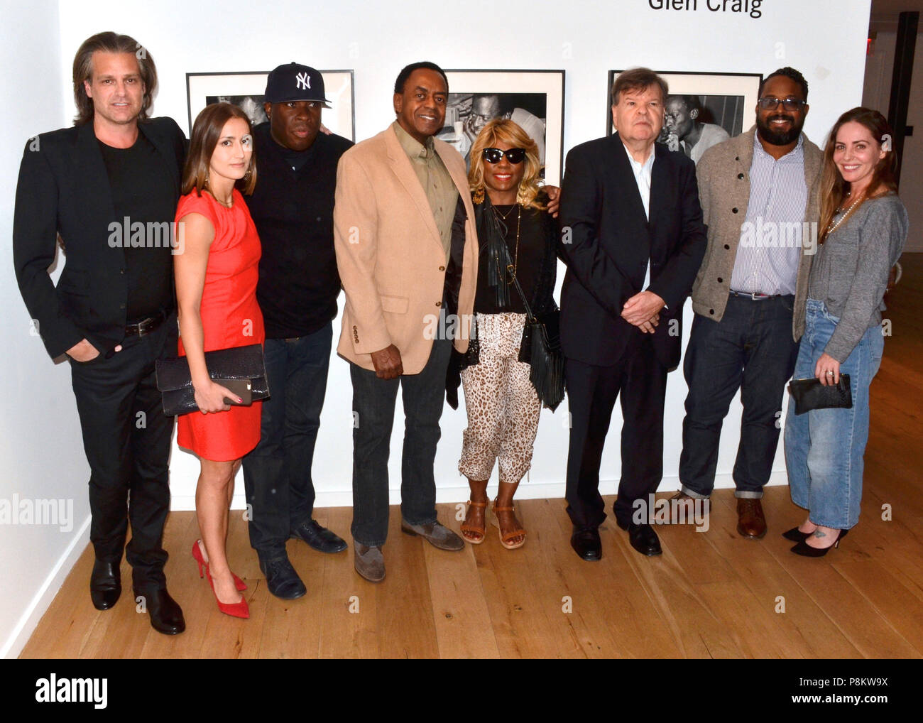 Beverly Hills, Kalifornien, USA. 16 Apr, 2015. JESSE DIAMOND, VINCE WILBURN JR., Cheryl DAVIS, GLEN CRAIG, ERIN DAVIS und KIM HOFFMAN besucht die'' ein Tag im Leben von Miles Davis' "Glen Craig Fotoausstellung Vernissage in der Galerie. Credit: Billy Bennight/ZUMA Draht/Alamy leben Nachrichten Stockfoto