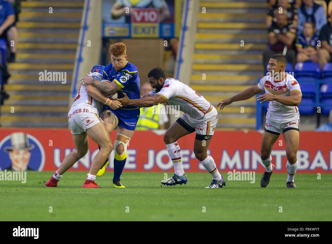 Halliwell Jones Stadium, Warrington, Großbritannien. 12. Juli 2018. Betfred Super League Rugby, Warrington Wolves gegen Katalanen Drachen; Harvey Livett von Warrington Wolves in Angriff genommen wird: Aktion plus Sport/Alamy leben Nachrichten Stockfoto