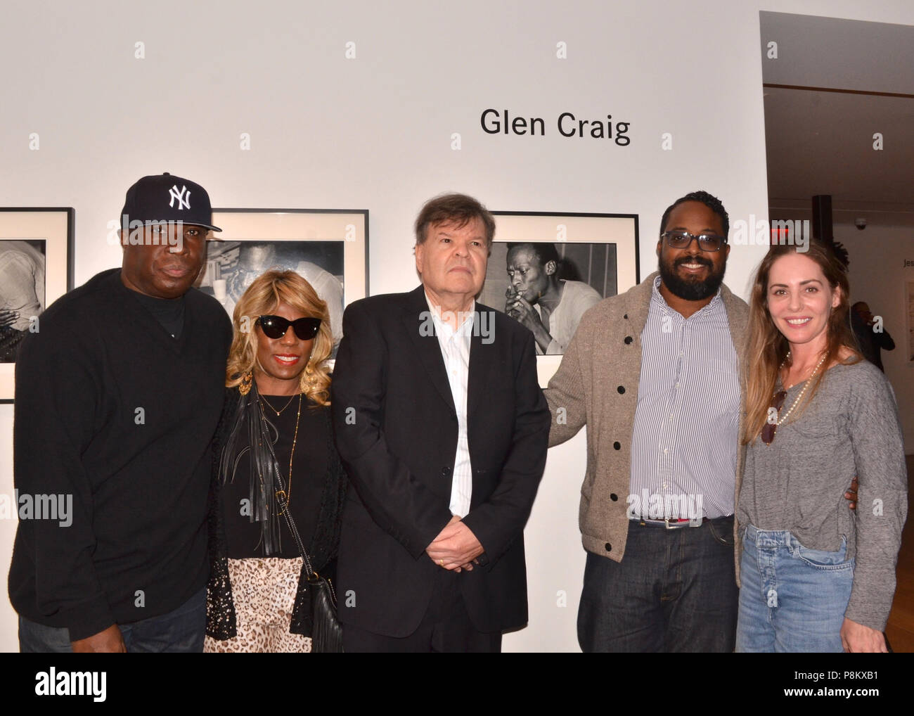 Beverly Hills, Kalifornien, USA. 16 Apr, 2015. VINCE WILBURN JR., Cheryl DAVIS, GLEN CRAIG und ERIN DAVIS und KIM HOFFMAN besucht die'' ein Tag im Leben von Miles Davis' "Glen Craig Fotoausstellung Vernissage in der Galerie. Credit: Billy Bennight/ZUMA Draht/Alamy leben Nachrichten Stockfoto