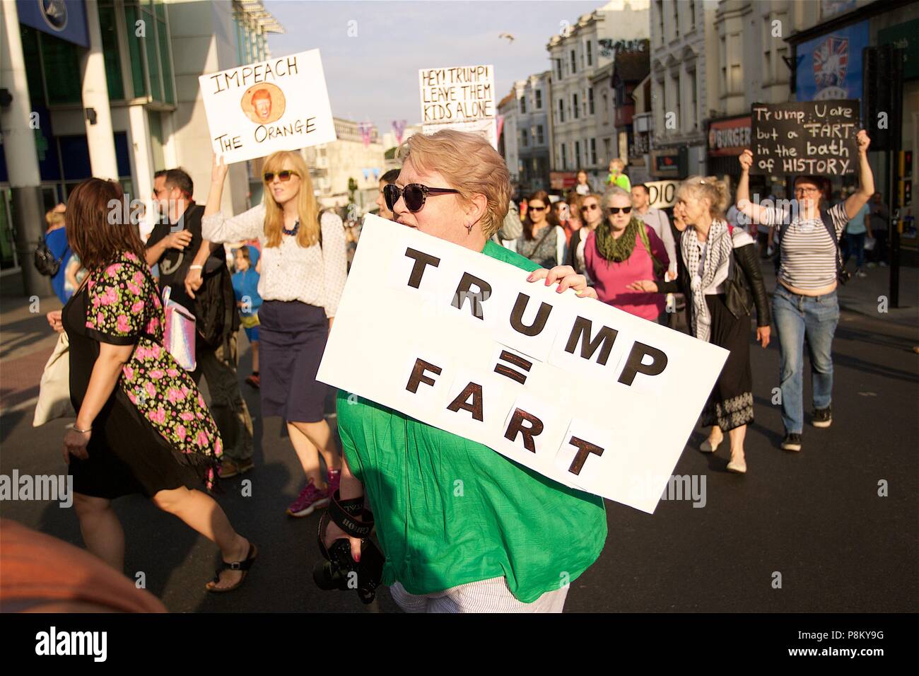 Brighton, UK. 12. Juli 2018. Mit Präsident Donald Trump in England, einige Leute war es wichtig, einen Ständer und Protest und März durch Brighton zu machen. Quelle: Rupert Rivett/Alamy leben Nachrichten Stockfoto