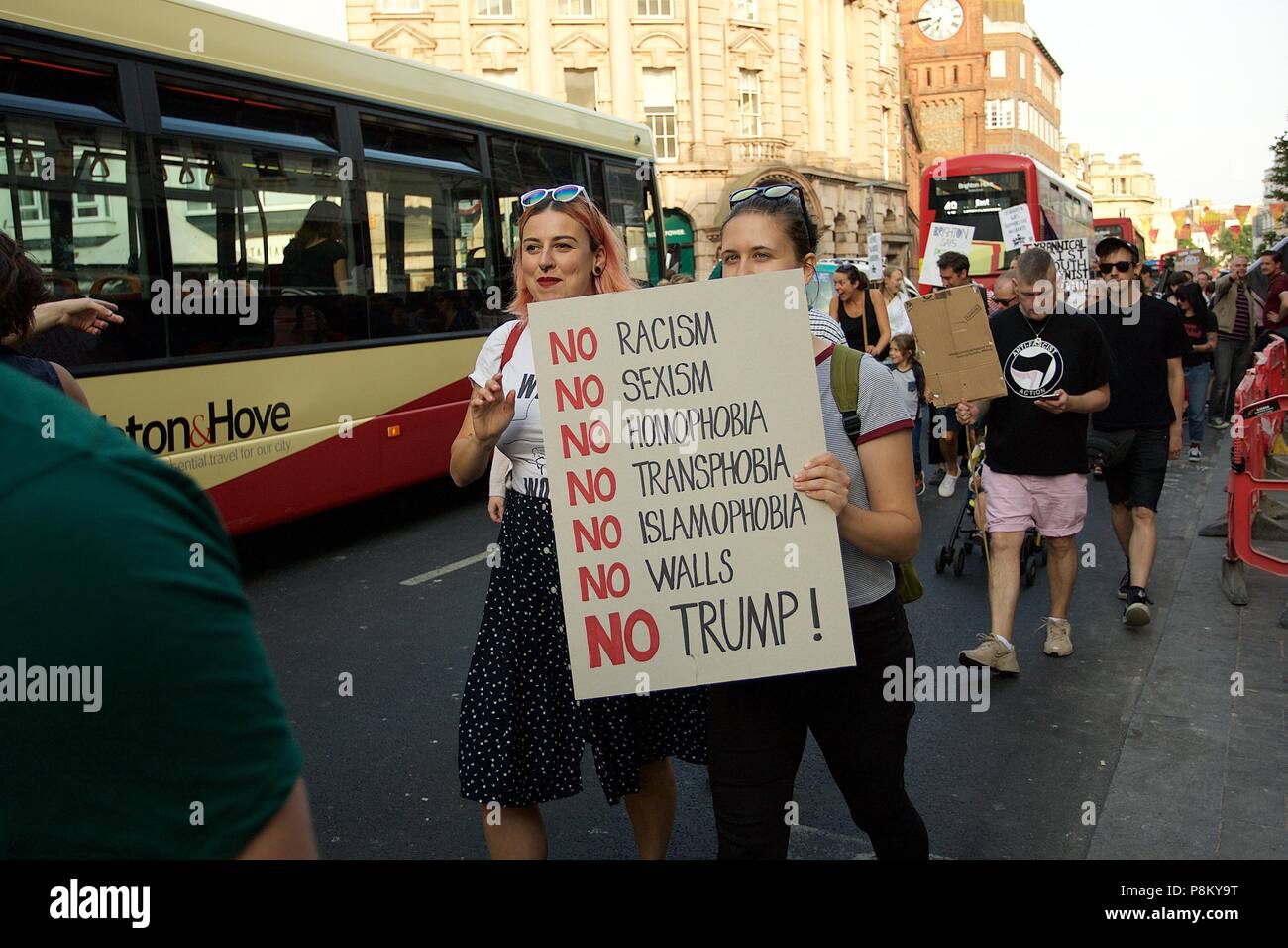 Brighton, UK. 12. Juli 2018. Mit Präsident Donald Trump in England, einige Leute war es wichtig, einen Ständer und Protest und März durch Brighton zu machen. Quelle: Rupert Rivett/Alamy leben Nachrichten Stockfoto