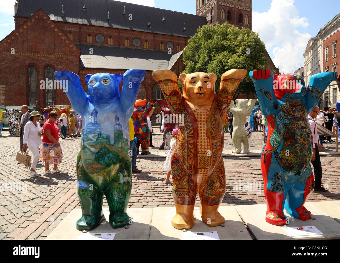 Riga, Lettland. 12. Juli 2018. Berliner Special Editions Buddy-Bears, 'Goldene Regel' und 'Global ethnischen", stand auf dem Platz der Kathedrale. Eine Ausstellung mit 149 echten großen Statuen im Zentrum der Hauptstadt eröffnet wurde. Deutschland beglückwünschen die Land für sein 100-jähriges Bestehen mit dem Bären Ausstellung. Credit: Alexander Welscher/dpa/Alamy leben Nachrichten Stockfoto