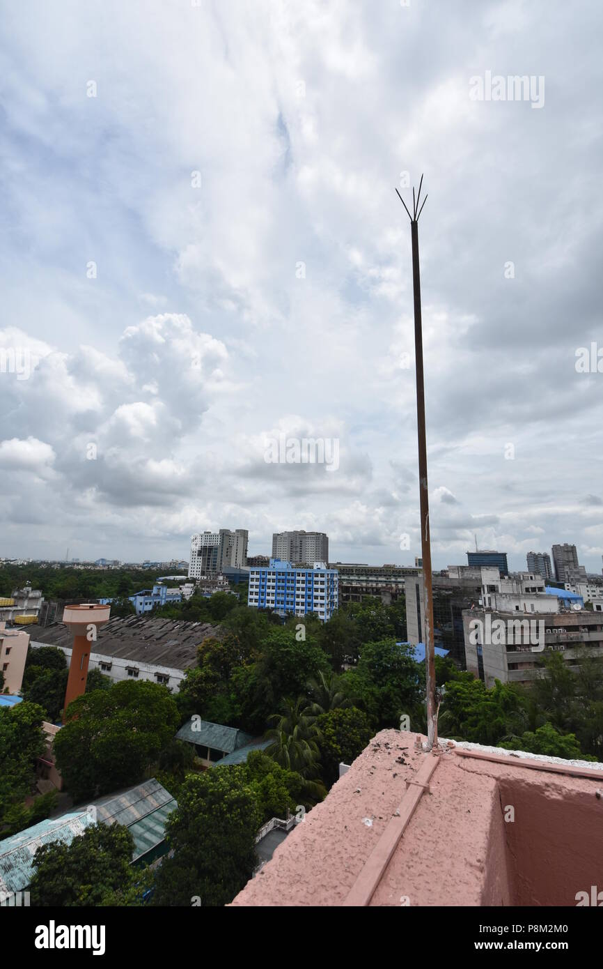 Kolkata, Indien. 13. Juli 2018. Ein Blitzschutz ist in einem Bürohochhaus als Monsun Wolken auf dem Sektor V, Salt Lake City, Kolkata beschmutzt. Credit: Biswarup Ganguly/Alamy leben Nachrichten Stockfoto