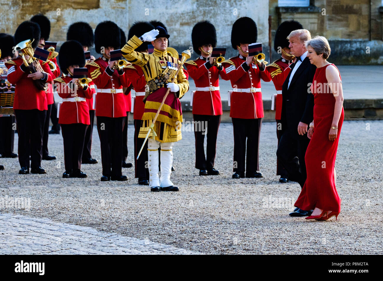 Blenheim Palace, Oxfordshire, UK. 12. Juli 2018. Premierminister, Theresa May, Präsident und Donald Trump Spaziergang zwischen Wachen an den Eingang des Palastes am Donnerstag, 12. Juli 2018 an Blenheim Palace, Woodstock. Credit: Julie Edwards/Alamy leben Nachrichten Stockfoto