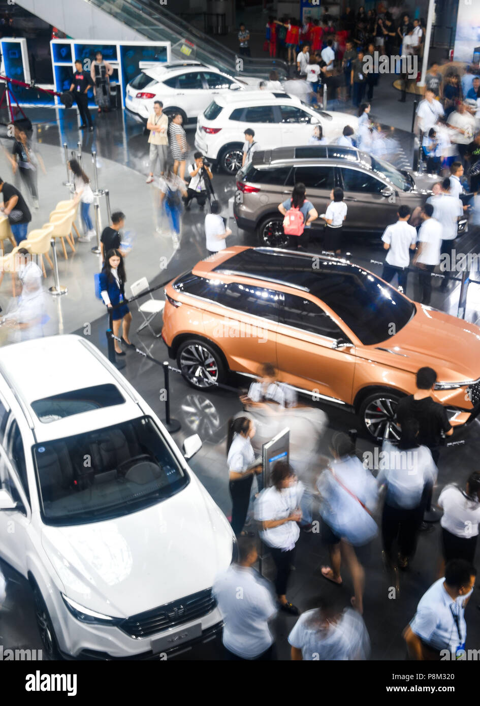 (180713) - CHANGCHUN, 13. Juli 2018 (Xinhua) - die Leute besuchen die 15. China (Changchun) International Auto Expo in Changchun, im Nordosten Chinas in der Provinz Jilin, 13. Juli 2018. Die 10-Tage Expo, der weg von Freitag trat, zeigt mehr als 1.300 Fahrzeuge. (Xinhua / Xu Chang) (Gni) Stockfoto