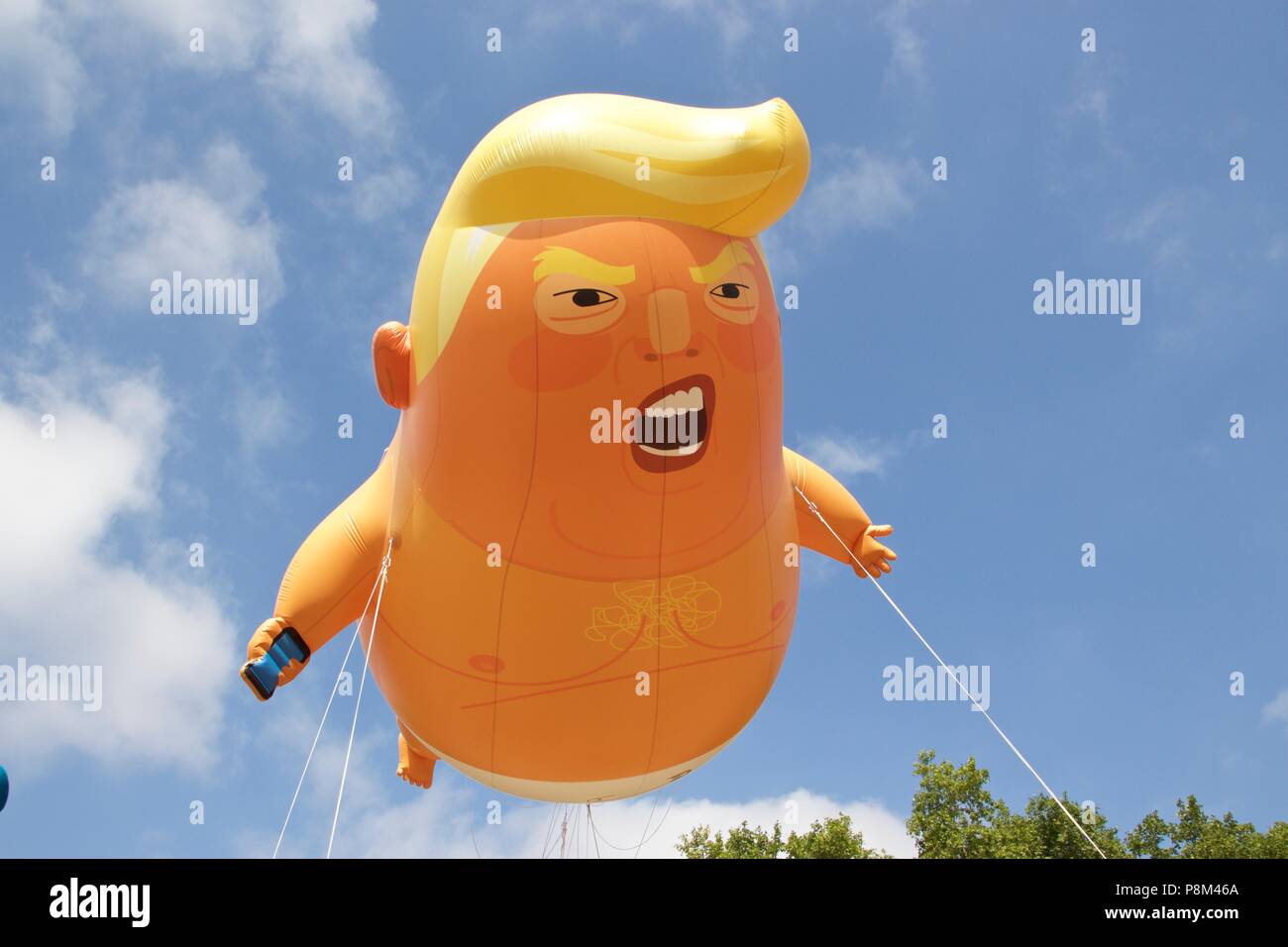 London, Großbritannien. 13. Juli 2018. Trump baby ballon Fliegen über Parliament Square, Westminster, London, im Protest der Präsident Donald Trump Besuch in Großbritannien. Der Ballon Kampagne erhöht fast 18.000 £ und die Erlaubnis für die Bürgermeister von London Sadiq Khan zu fliegen. Credit: Dimple Patel/Alamy leben Nachrichten Stockfoto