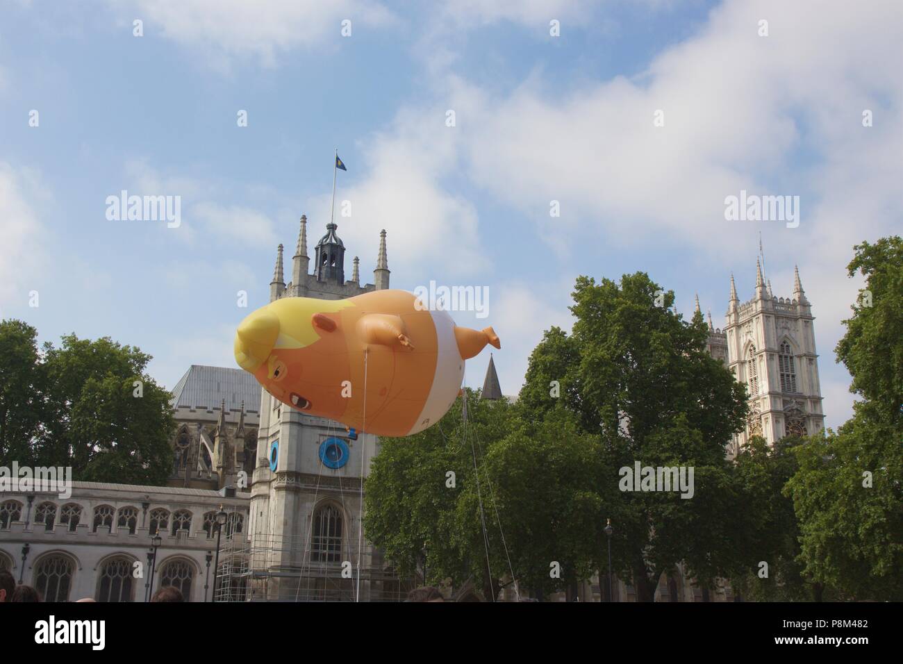 London, Großbritannien. 13. Juli 2018. Trump baby ballon Fliegen über Parliament Square, Westminster, London, im Protest der Präsident Donald Trump Besuch in Großbritannien. Der Ballon Kampagne erhöht fast 18.000 £ und die Erlaubnis für die Bürgermeister von London Sadiq Khan zu fliegen. Credit: Dimple Patel/Alamy leben Nachrichten Stockfoto