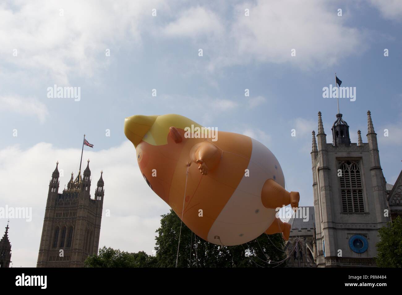 London, Großbritannien. 13. Juli 2018. Trump baby ballon Fliegen über Parliament Square, Westminster, London, im Protest der Präsident Donald Trump Besuch in Großbritannien. Der Ballon Kampagne erhöht fast 18.000 £ und die Erlaubnis für die Bürgermeister von London Sadiq Khan zu fliegen. Credit: Dimple Patel/Alamy leben Nachrichten Stockfoto