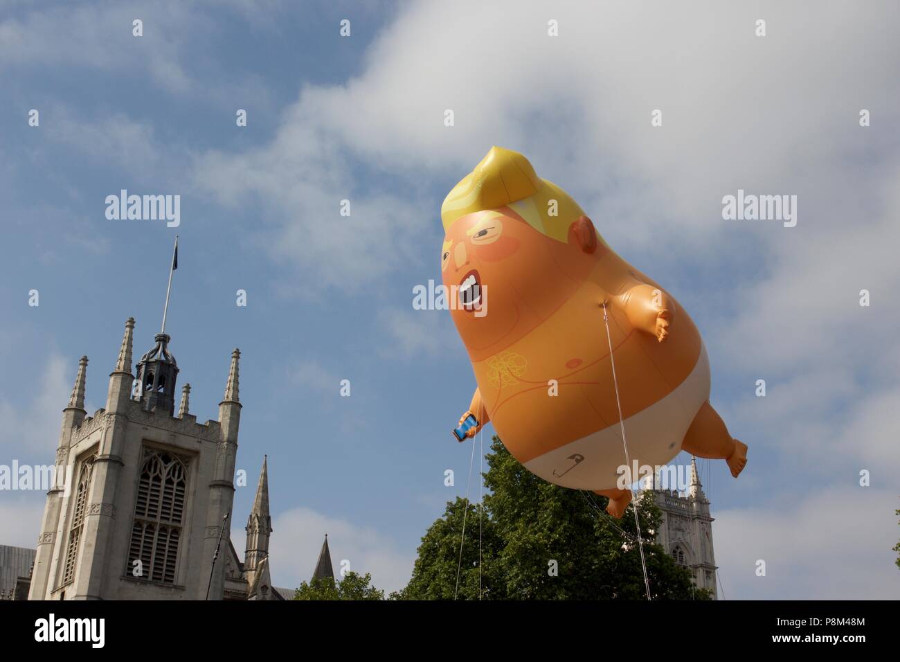 London, Großbritannien. 13. Juli 2018. Trump baby ballon Fliegen über Parliament Square, Westminster, London, im Protest der Präsident Donald Trump Besuch in Großbritannien. Der Ballon Kampagne erhöht fast 18.000 £ und die Erlaubnis für die Bürgermeister von London Sadiq Khan zu fliegen. Credit: Dimple Patel/Alamy leben Nachrichten Stockfoto