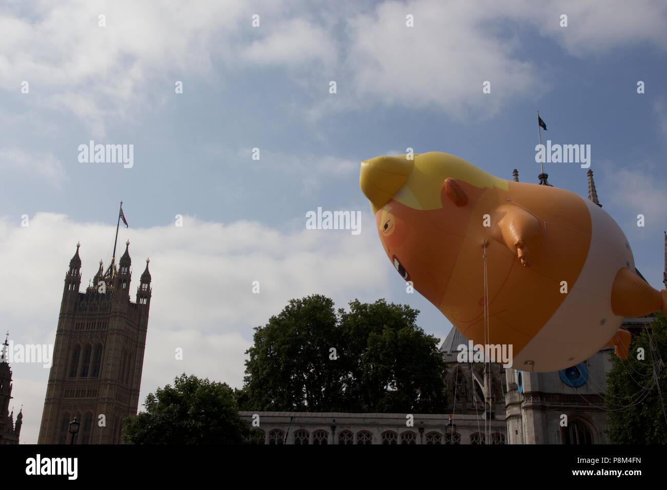 London, Großbritannien. 13. Juli 2018. Trump baby ballon Fliegen über Parliament Square, Westminster, London, im Protest der Präsident Donald Trump Besuch in Großbritannien. Der Ballon Kampagne erhöht fast 18.000 £ und die Erlaubnis für die Bürgermeister von London Sadiq Khan zu fliegen. Credit: Dimple Patel/Alamy leben Nachrichten Stockfoto