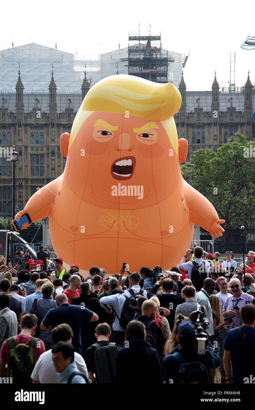 Eine sechs Meter ballon Darstellung als US-Präsident Donald Trump eine Windel-plattiert orange Baby über Parliament Square während des Präsidenten Großbritannien besuchen. Credit: Finnbarr Webster/Alamy leben Nachrichten Stockfoto