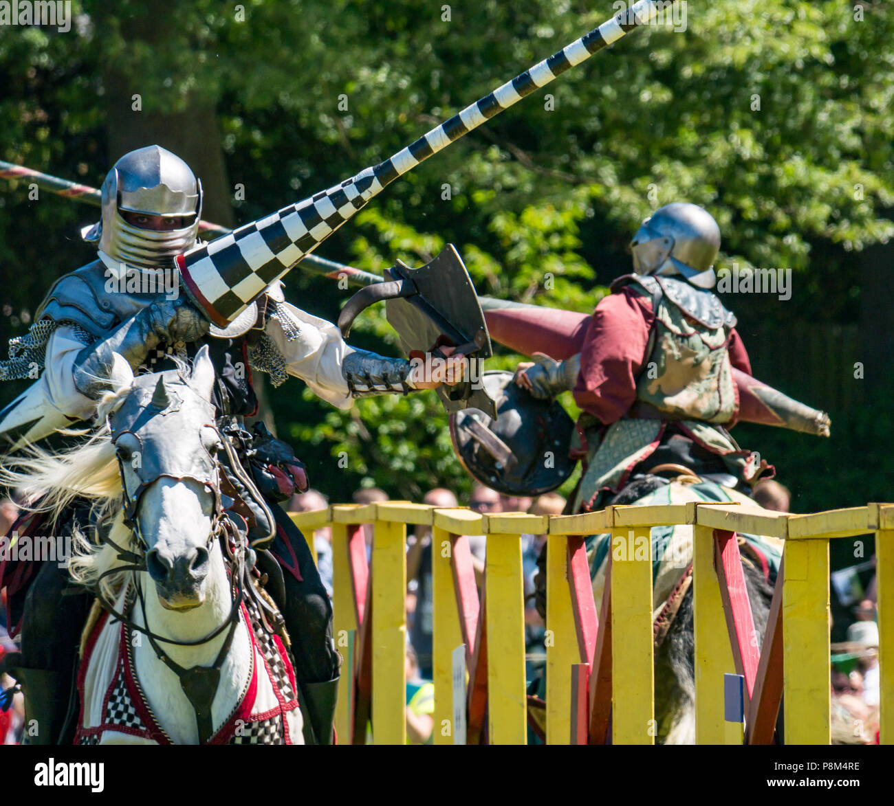 Medieval Jousting, Linlithgow Palace, Schottland, Großbritannien. HES Sommer Unterhaltung von Les Amis D'Onno equine stunt Team. Ritter zu Pferde Turnier mit Lanzen Stockfoto