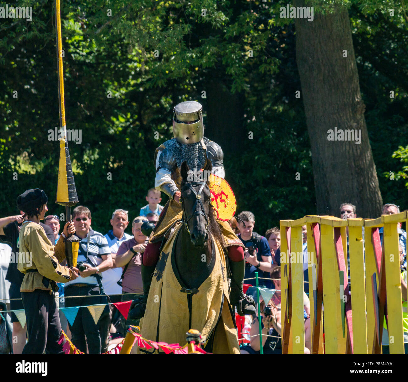 Medieval Jousting, Linlithgow Palace, Schottland, Großbritannien. HES Sommer Unterhaltung von Les Amis D'Onno equine stunt Team. Ein Ritter auf Pferd bereitet die joust Stockfoto