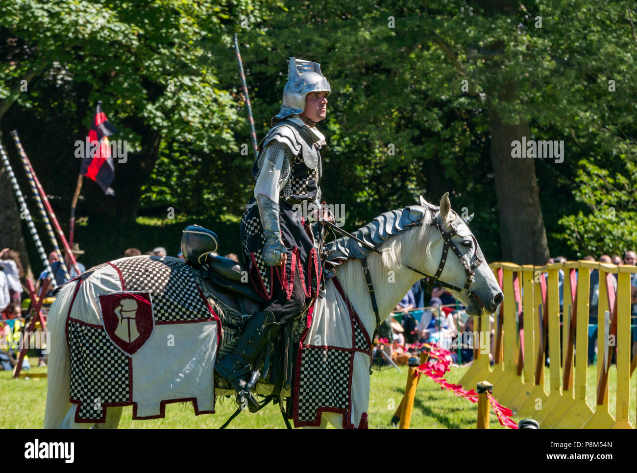 Medieval Jousting, Linlithgow Palace, Schottland, Großbritannien. HES Sommer Unterhaltung von Les Amis D'Onno equine stunt Team. Ein Ritter zu Pferd Stockfoto