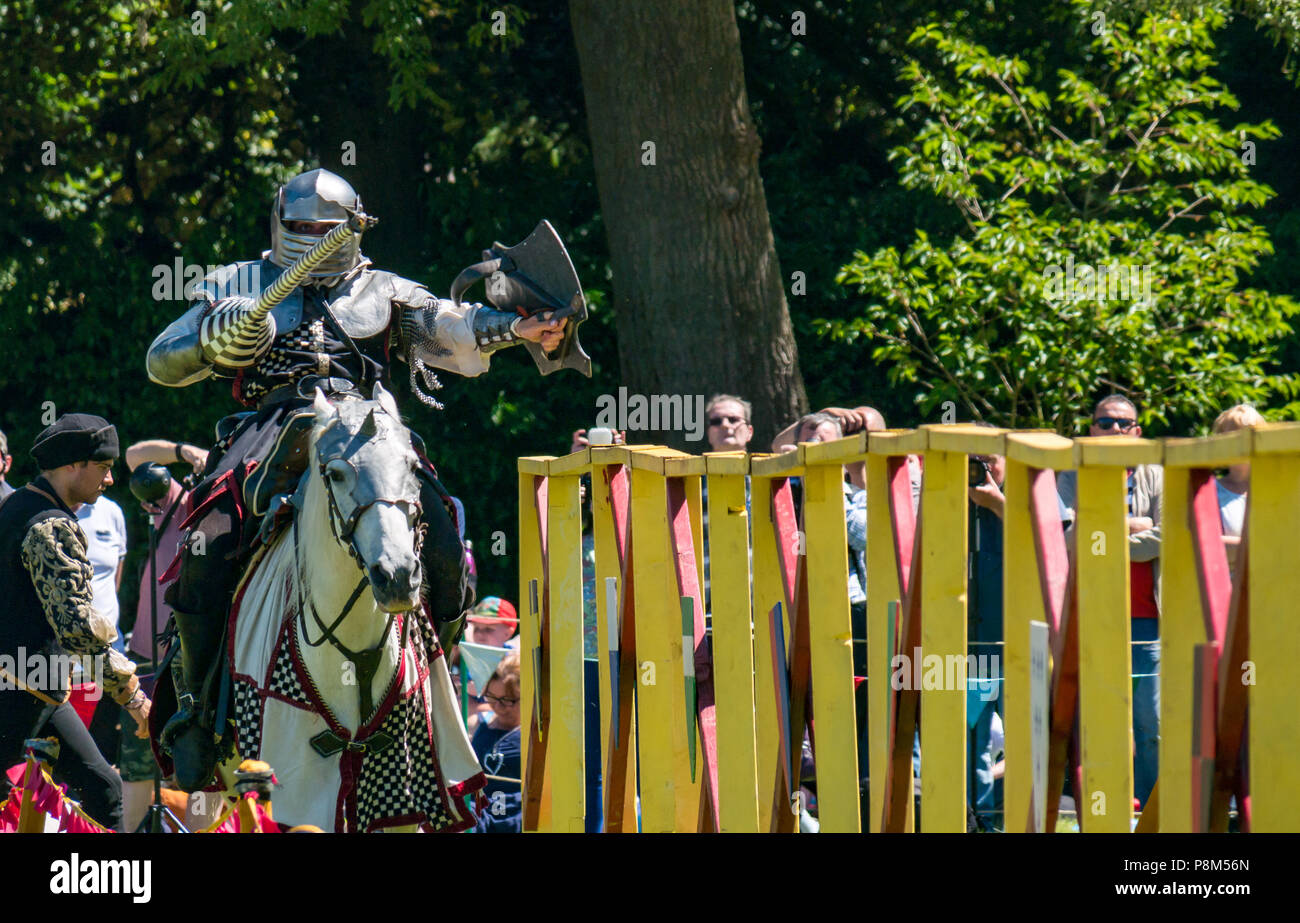 Medieval Jousting, Linlithgow Palace, Schottland, Großbritannien. HES Sommer Unterhaltung von Les Amis D'Onno equine stunt Team. Ein Ritter auf dem Pferd mit der Lanze Stockfoto