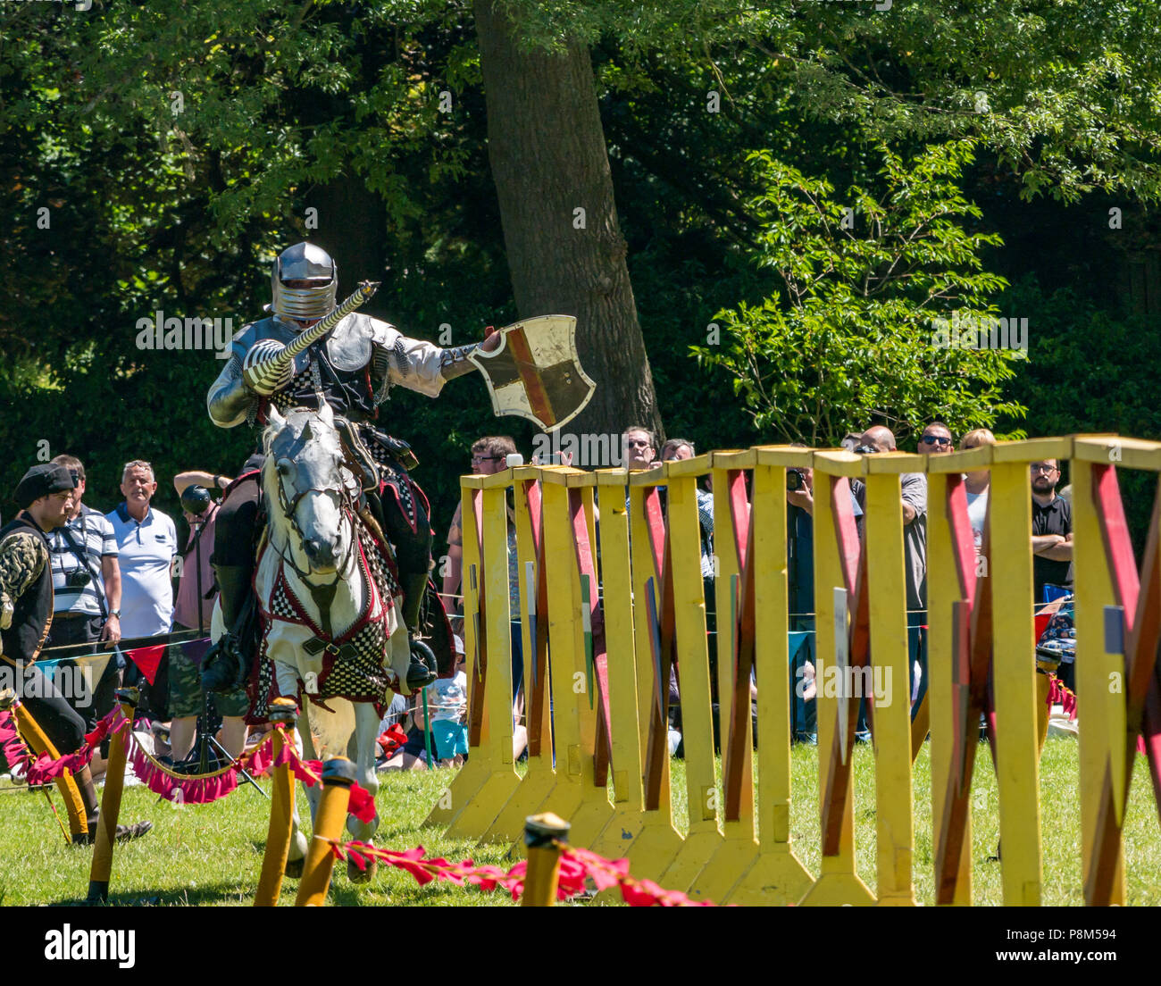Medieval Jousting, Linlithgow Palace, Schottland, Großbritannien. HES Sommer Unterhaltung von Les Amis D'Onno equine stunt Team. Ein Ritter auf dem Pferd mit der Lanze Stockfoto