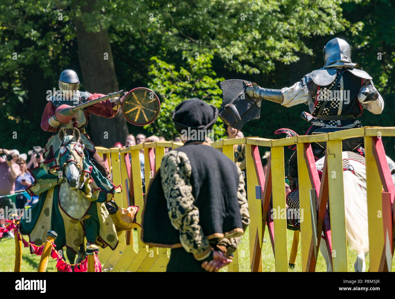 Medieval Jousting, Linlithgow Palace, Schottland, Großbritannien. HES Sommer Unterhaltung von Les Amis D'Onno equine stunt Team. Ritter zu Pferde Turnier mit Lanzen Stockfoto