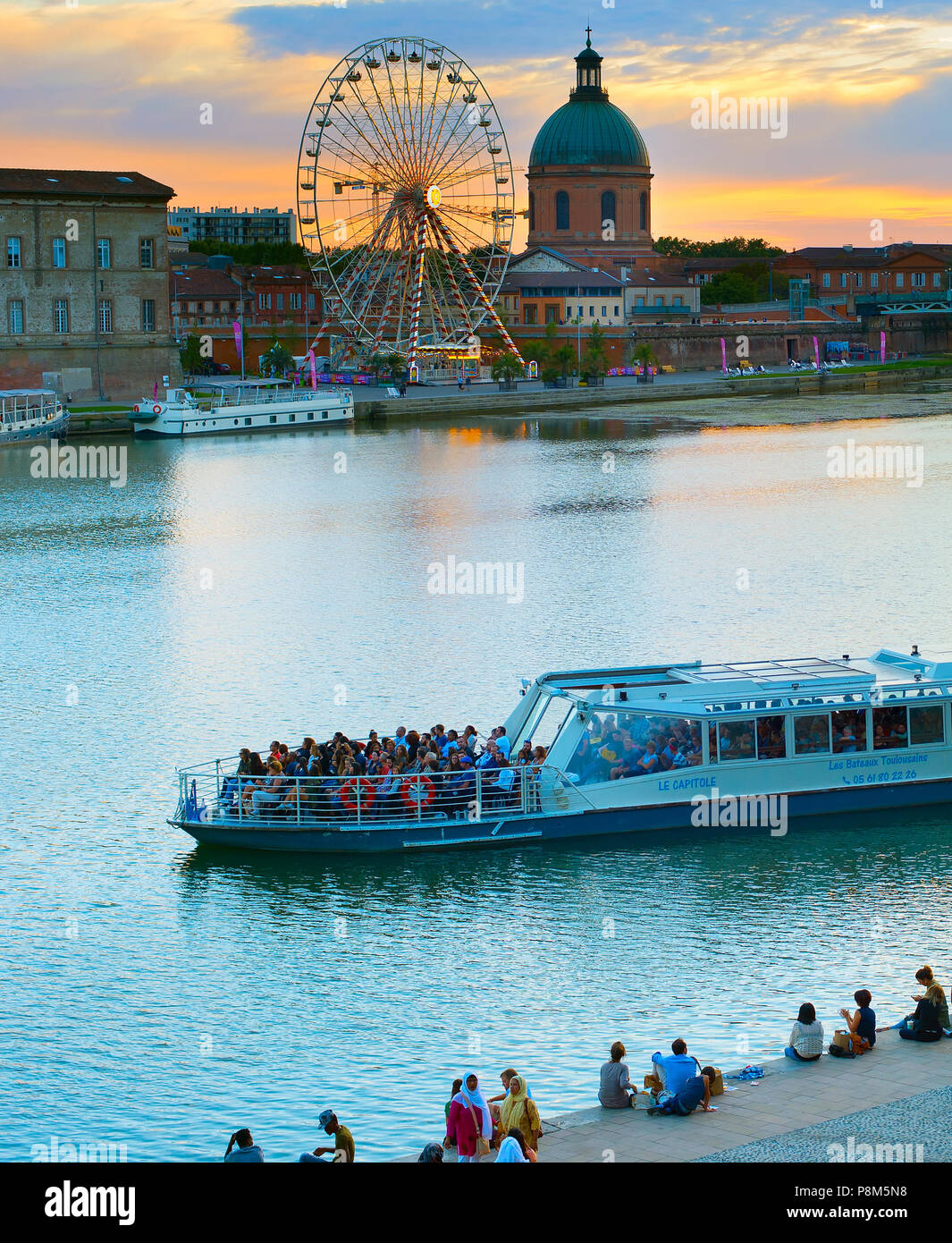 TOULOUSE, Frankreich - 13 Aug, 2107: die Menschen am Ufer von Toulouse bei Sonnenuntergang. Toulouse ist eine Stadt im Südwesten Frankreichs, in der Nähe der Pyrenäen, Kapital Stockfoto