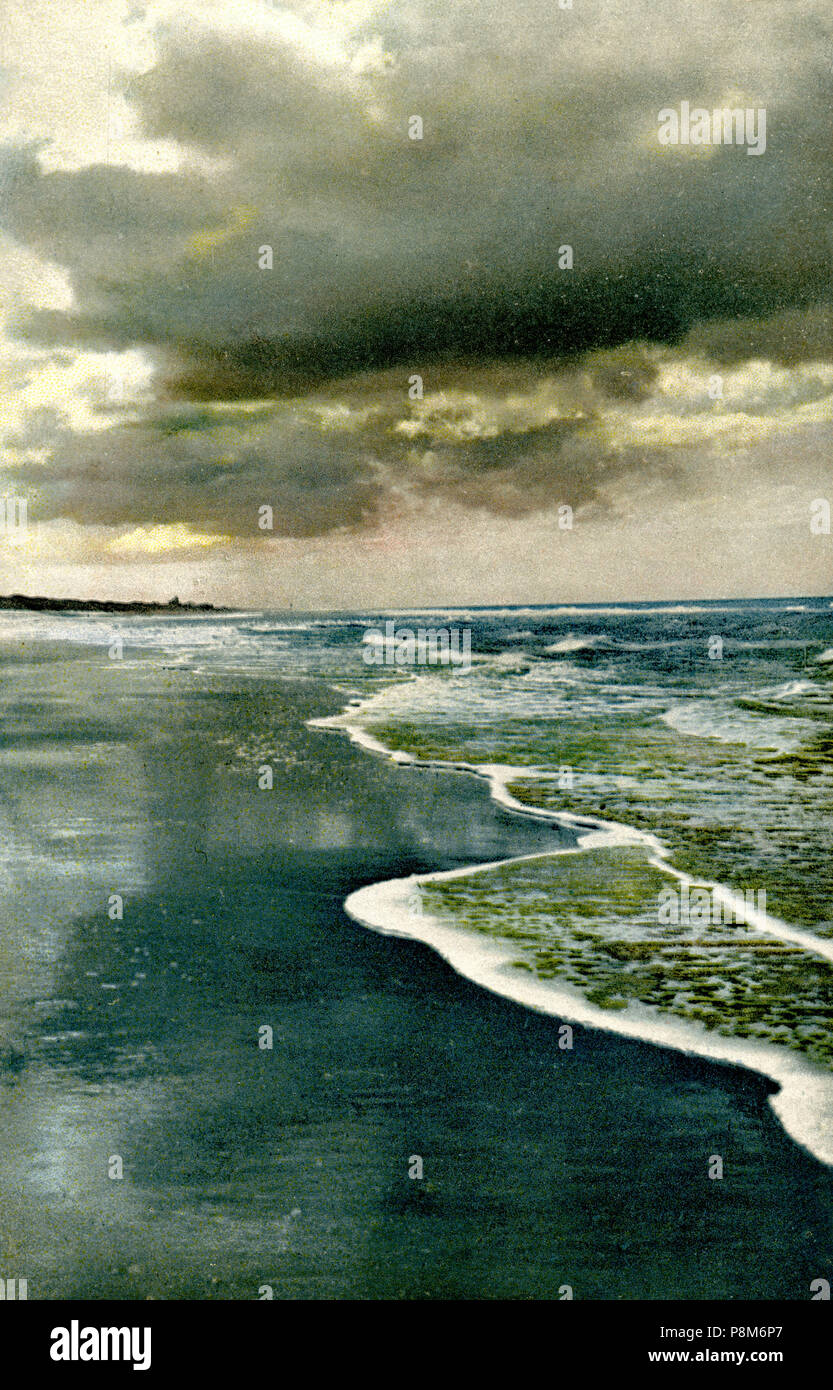 Düstere Stimmung am Strand mit Wellen, Stockfoto