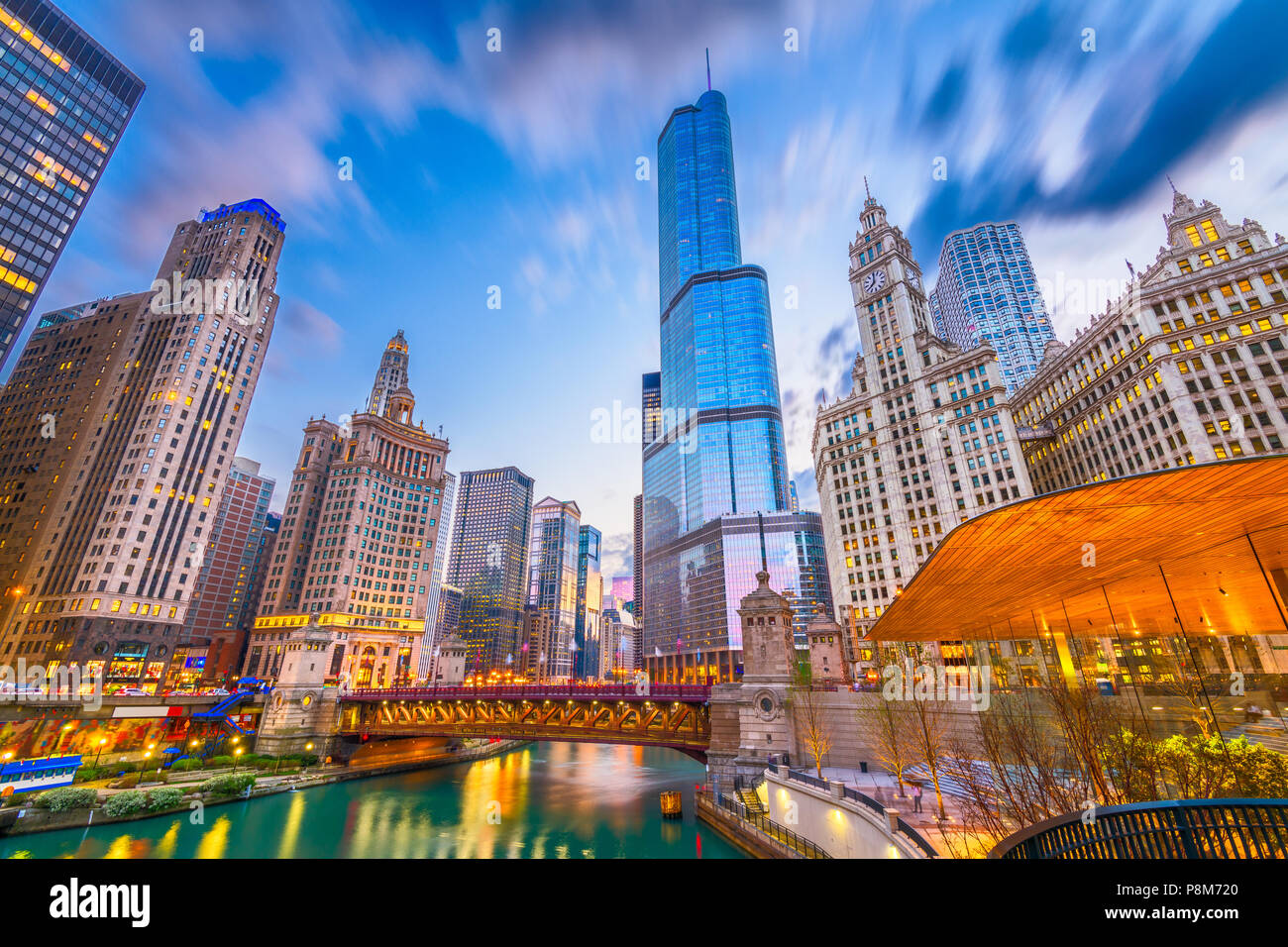 Chicago, Illinois, USA Stadtbild auf dem Fluss in der Dämmerung. Stockfoto