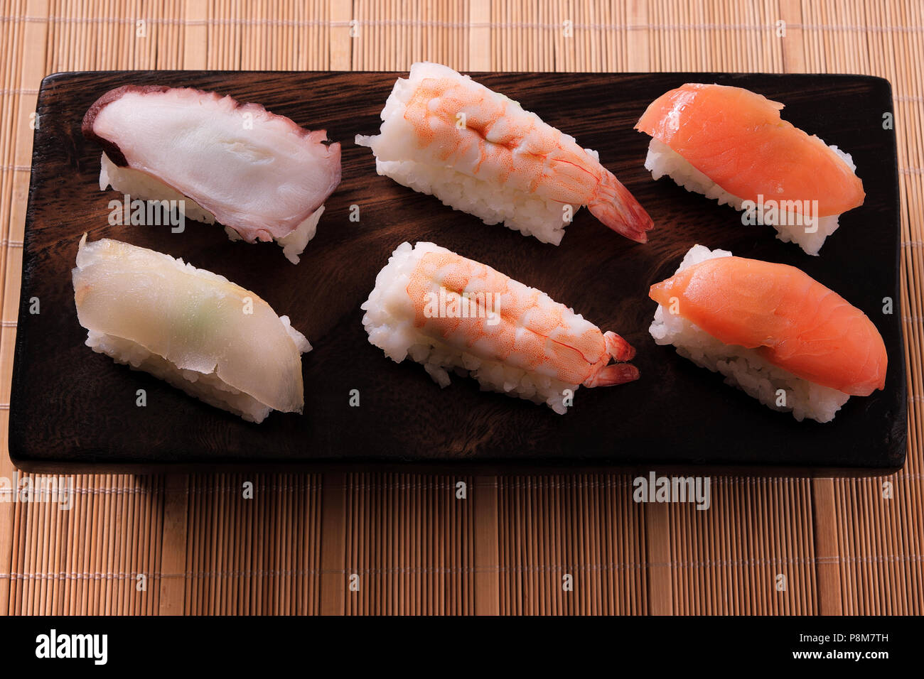 Verschiedene Sushi japanische Küche Holz platter Stockfoto