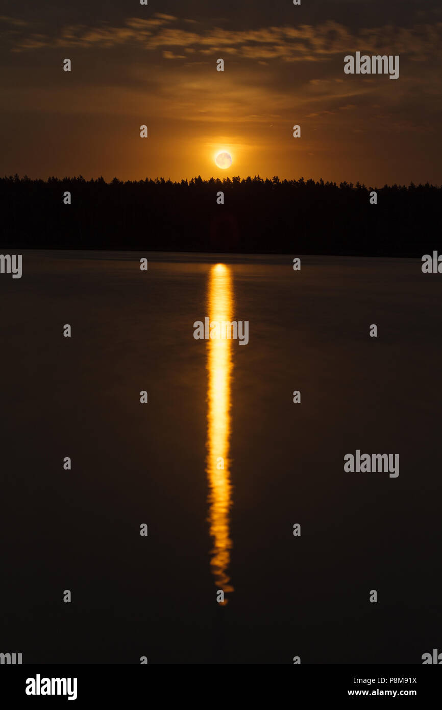 Nacht Landschaft der Mondaufgang über ruhigen See Stockfoto