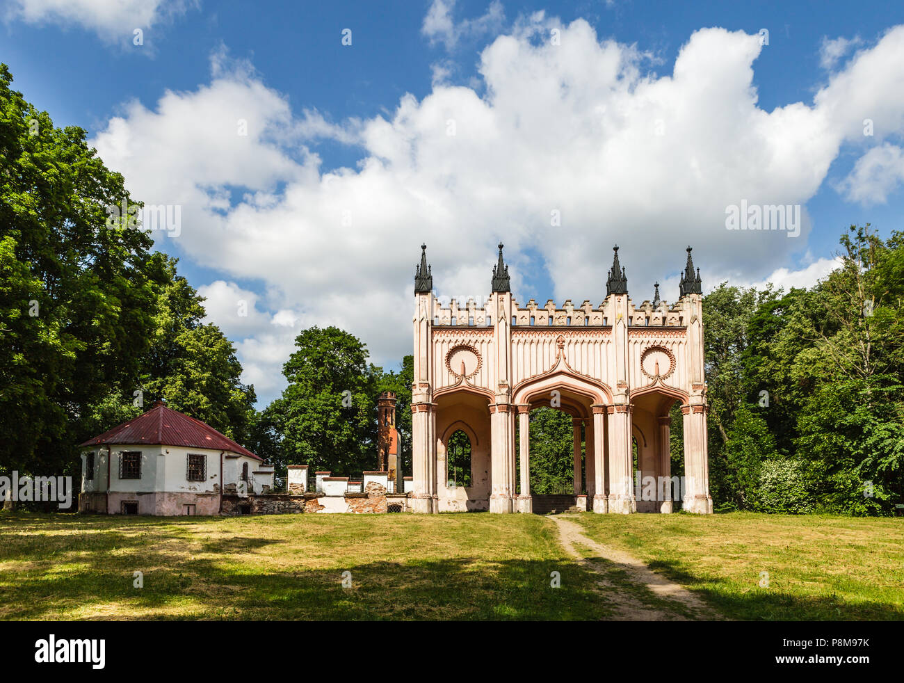 Bleibt der Pac Schloss unter blauen bewölkten Himmel, Dowspuda, Polen Stockfoto