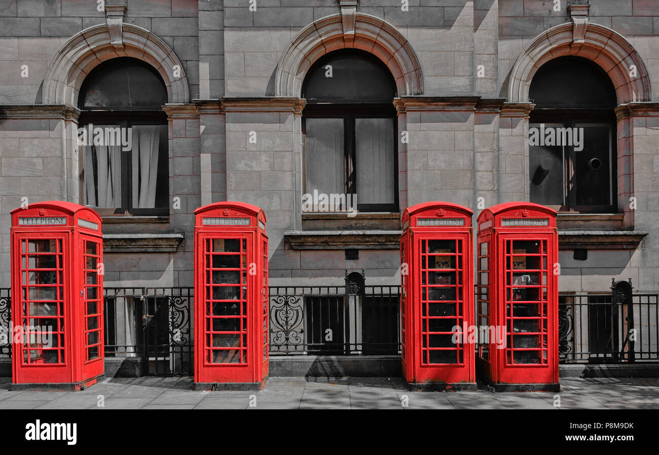 Typische rote britische Telefonzellen Telefonboxen gegen einen Neo Klassisches Postgebäude aus Sandstein, entworfen von Henry Tanner Preston Lancashire Stockfoto