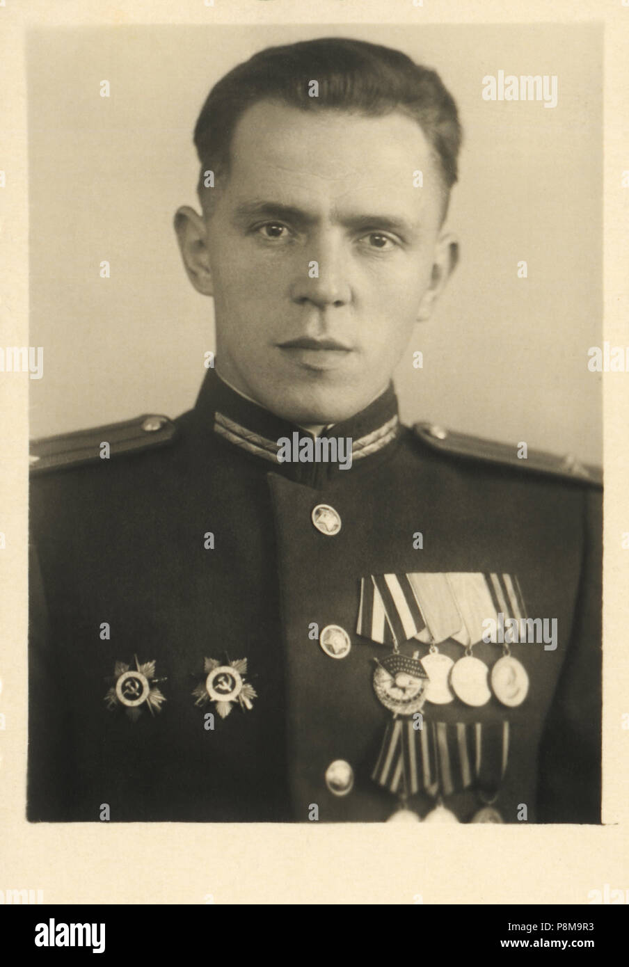 Portrait sowjetische Offizier in der vollen militärischen Uniform mit den Medaillen, ca. 1950 Stockfoto