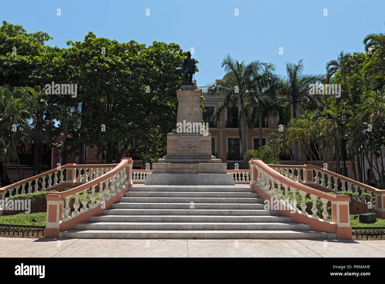 : Die Statue von General Cepeda Peraza im Park Hidalgo, Merida, Mexiko Stockfoto