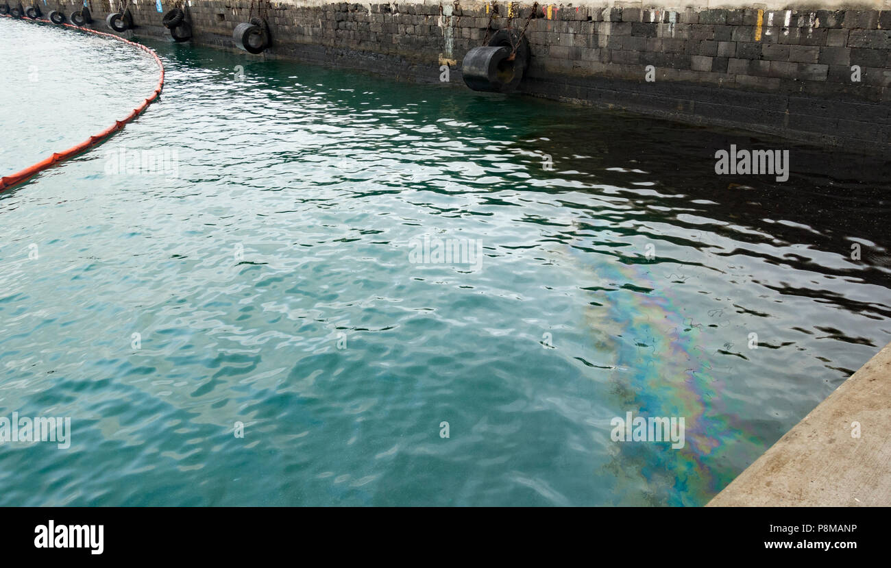 Öl Auffangwanne Ausleger mit Ölteppich im Hafen. Stockfoto
