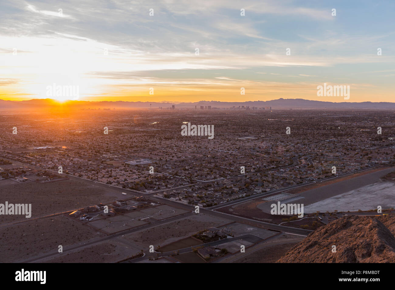 Sonnenaufgang Sonnenaufgang Blick auf den Las Vegas von Lone Mountain Peak in Clark County, Nevada. Stockfoto