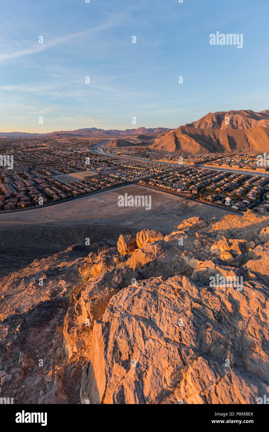 Am frühen Morgen vertikale Ansicht im Nordwesten von Las Vegas von der Oberseite des Einsamen Berg in Clark County, Nevada. Stockfoto