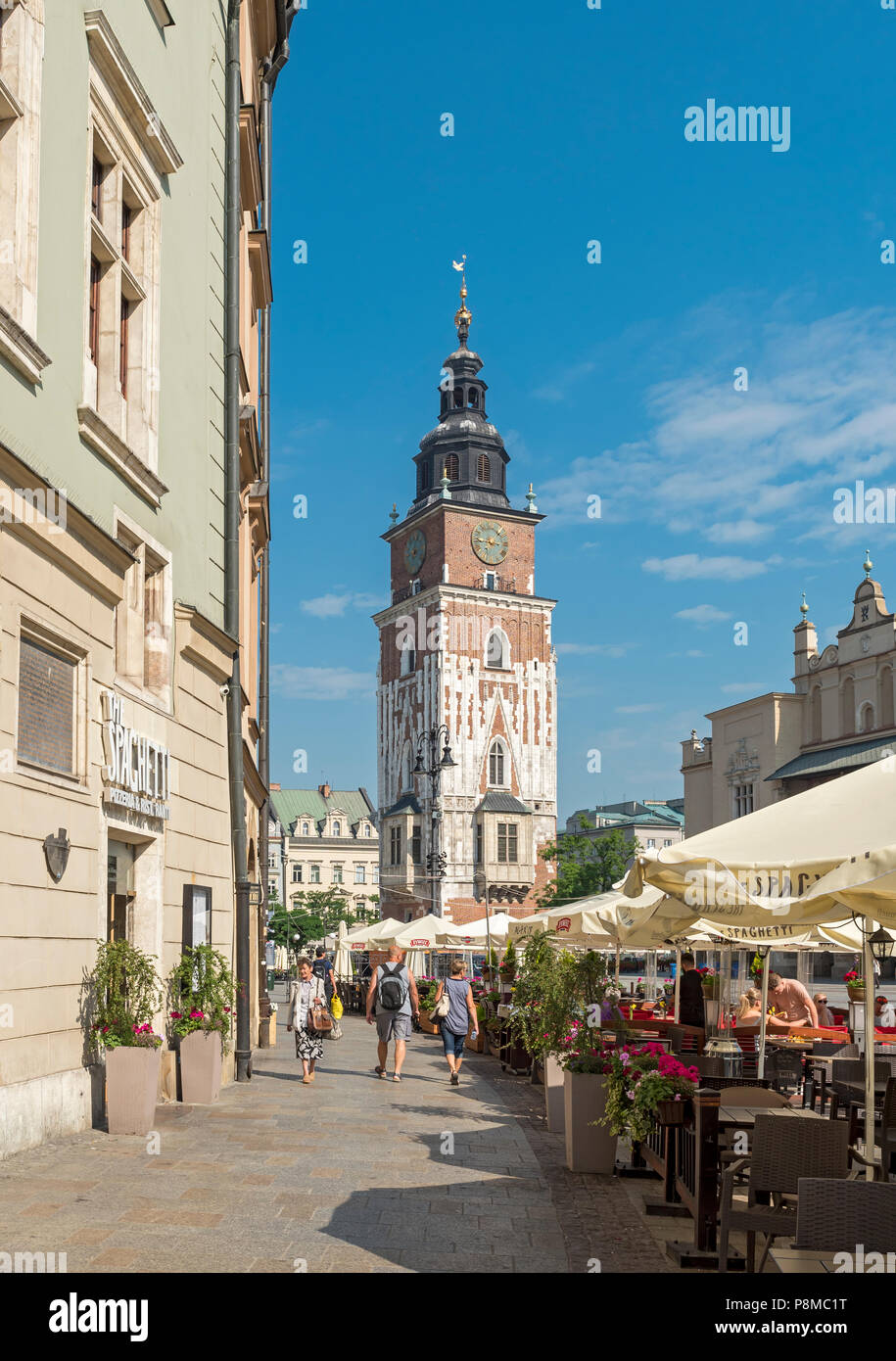 Rathaus turm und Restaurants am Marktplatz (Rynek Glowny) in Krakau, Polen Stockfoto