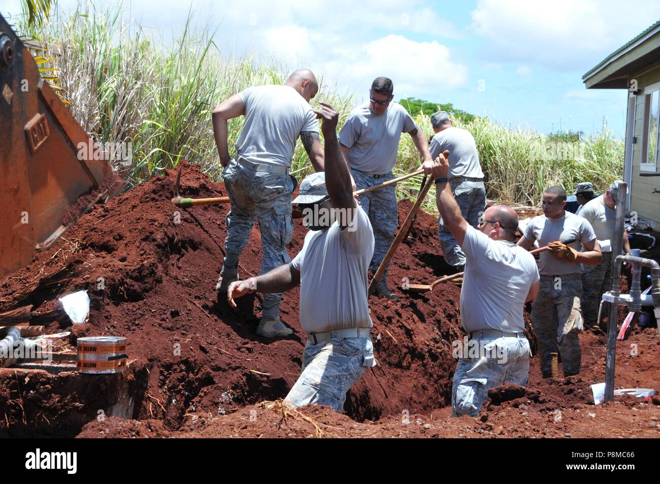 Us Air Force Piloten Hinterfüllung über Kommunikationsleitungen in der Nähe von Wohnungen an Helemano Plantage in Wahiawa, Hawaii, 25. Juni, 25. Juni 2018 gebaut wird. Georgia Luft der Nationalgarde von Die 165 Airlift Wing in der Savanne, Ga und die 116. Air Control Wing an Robins Air Force Base, Ga tragen zur Aloha Garden Projekt, eine Initiative des US-Militärs Innovative Readiness Training Programm. Das Programm bietet Schulungen und Bereitschaft für militärisches Personal und gleichzeitig die öffentlichen und zivilen - Gesellschaft braucht. (U.S. Air National Guard Foto: Staff Sgt. Chelsea Smith). () Stockfoto