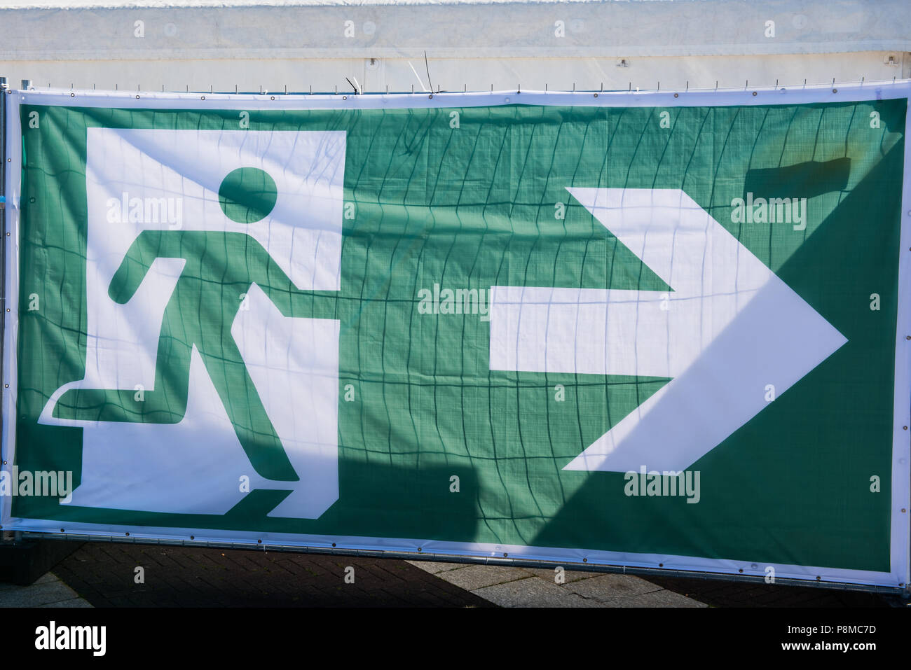 Als Zeichen für den Fluchtweg bei einer Veranstaltung Transparent. Stockfoto