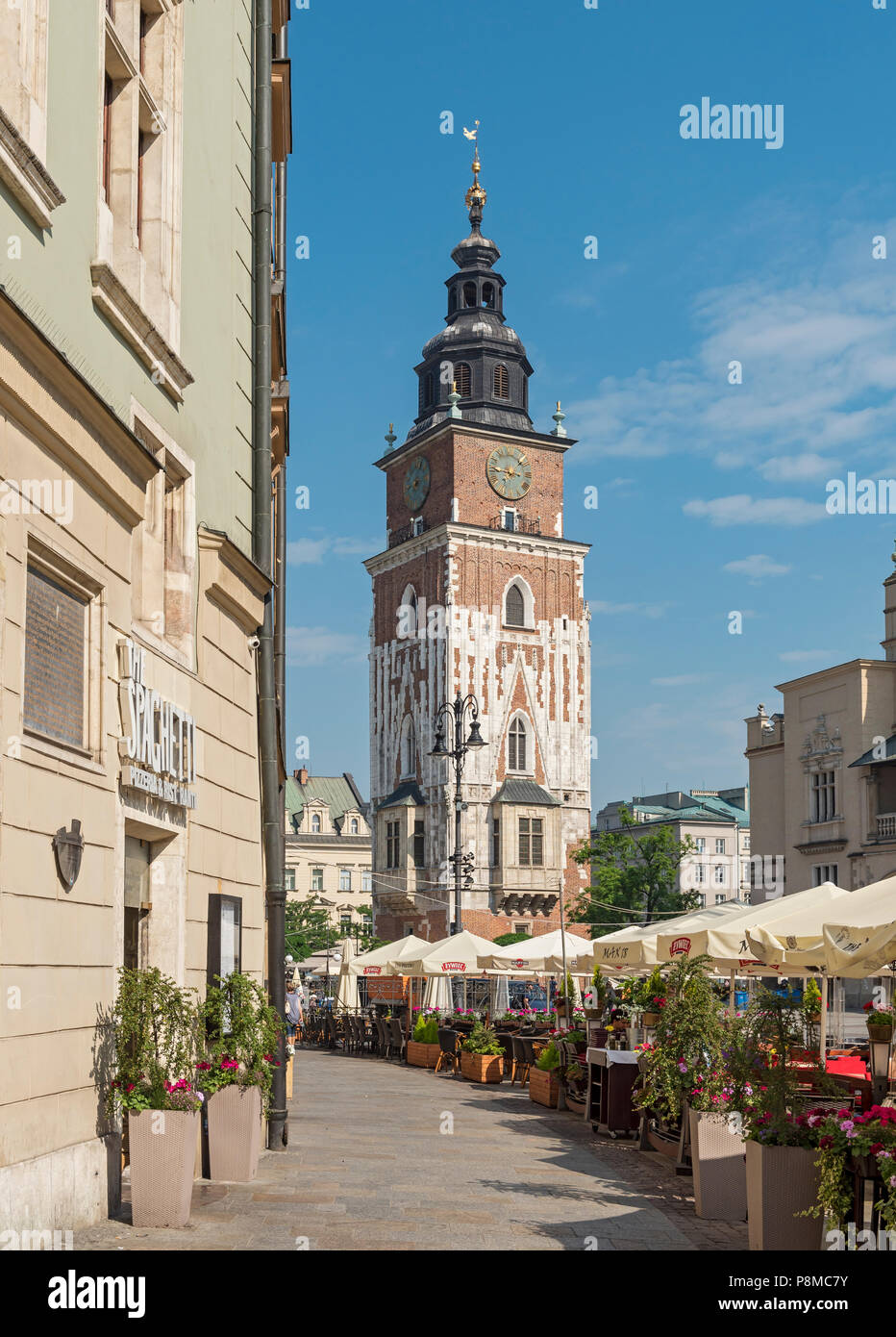 Rathaus turm und Restaurants am Marktplatz (Rynek Glowny) in Krakau, Polen Stockfoto
