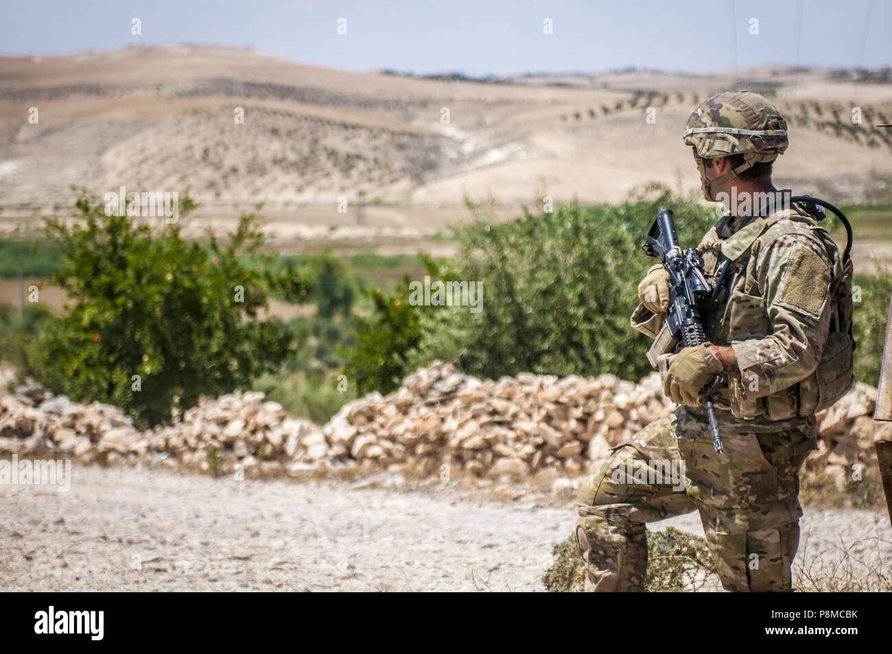 Ein US-Soldat liefert Sicherheit, während mit Blick auf die Abgrenzung in der Nähe von Manbij, Syrien, Juni 24, 2018, 24. Juni 2018. Türkische und US-Truppen patrouillieren auf jeder Seite der Linie, die Sicherheit und die Stabilität in der Region zu gewährleisten. (U.S. Armee Foto: Staff Sgt. Timothy R. Koster). () Stockfoto