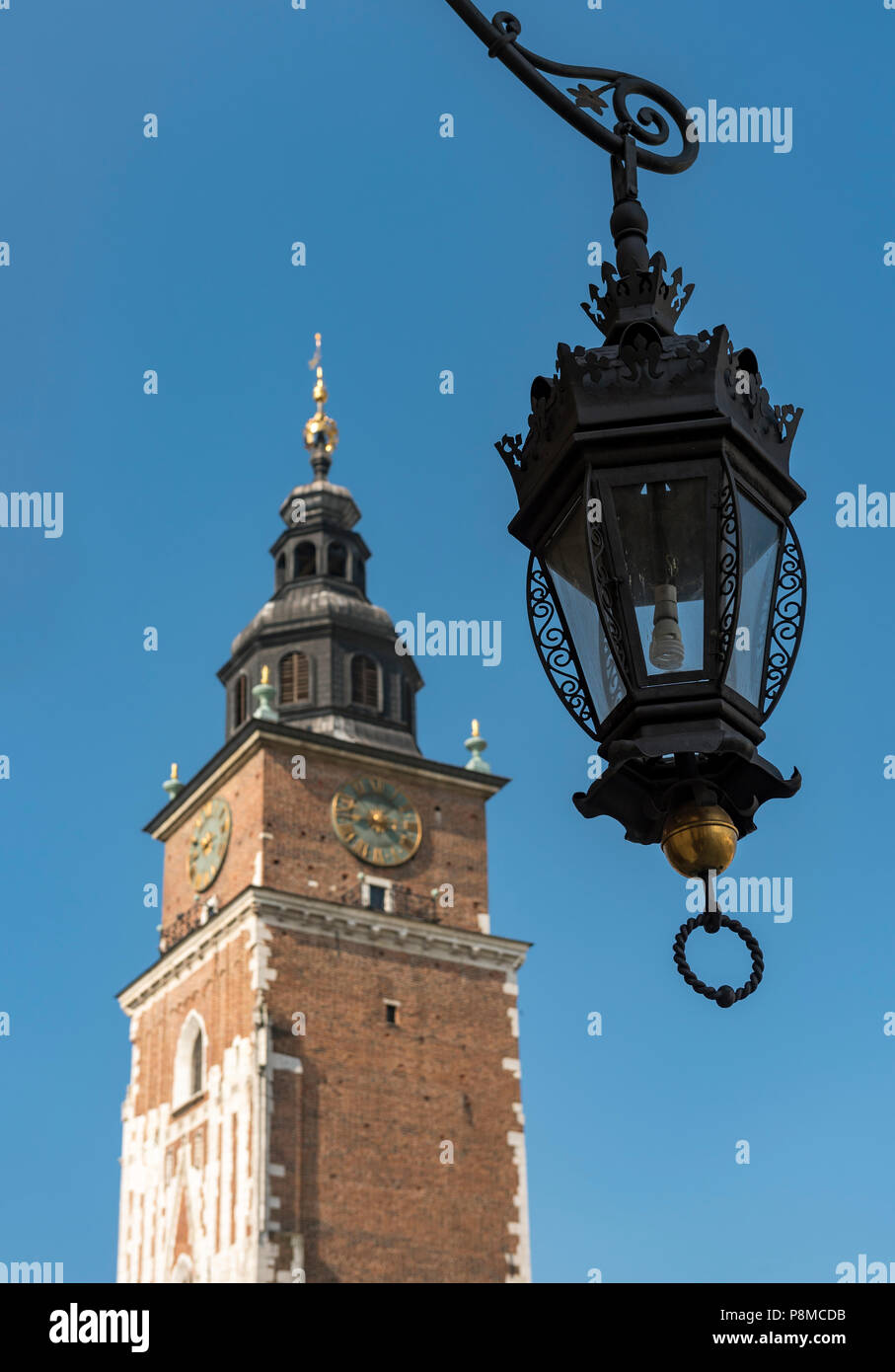 Street Light und Rathaus turm am Marktplatz (Rynek Glowny) in Krakau, Polen Stockfoto