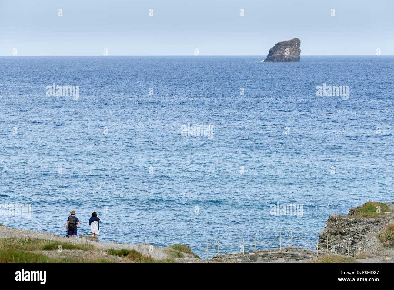 Ein paar Anzeigen einer ruhigen Atlantik von der Ufer am Trevellas Porth, Cornwall, England. Stockfoto