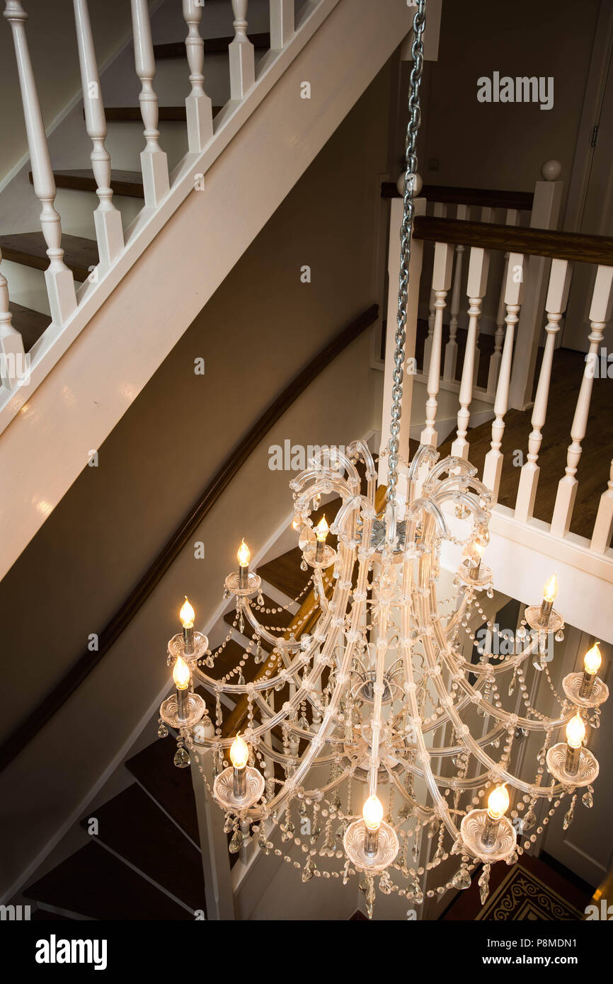 Schöne Treppe Im Viktorianischen Stil Mit Kronleuchter Aus